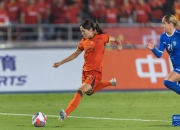 国际女子足球比赛激烈角逐，获得赞誉